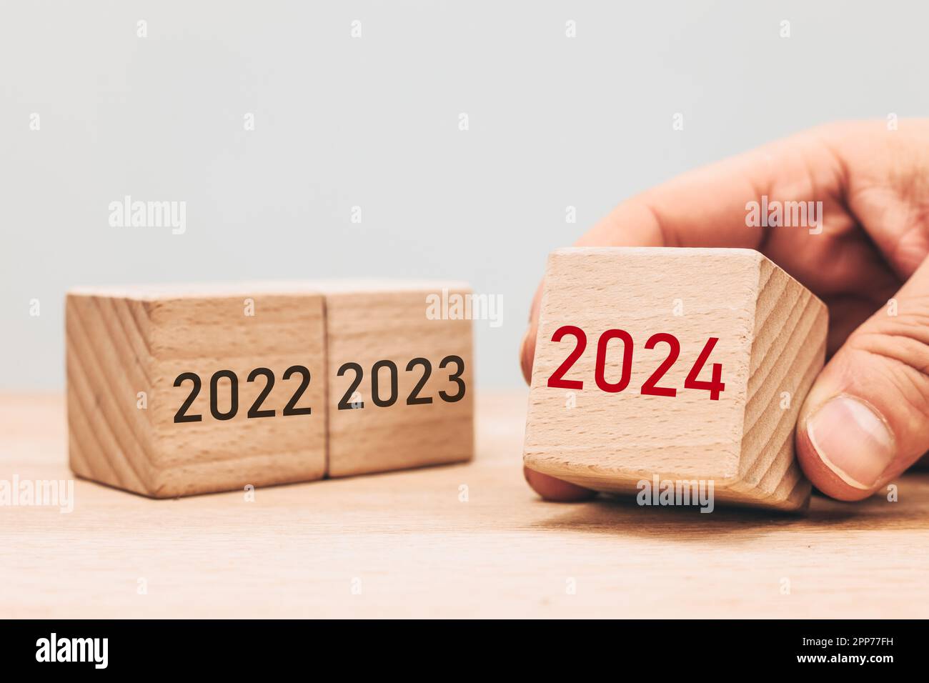 Anno 2024. Concetto, anni che peggiorano, brutto momento. Previsioni economiche Foto Stock