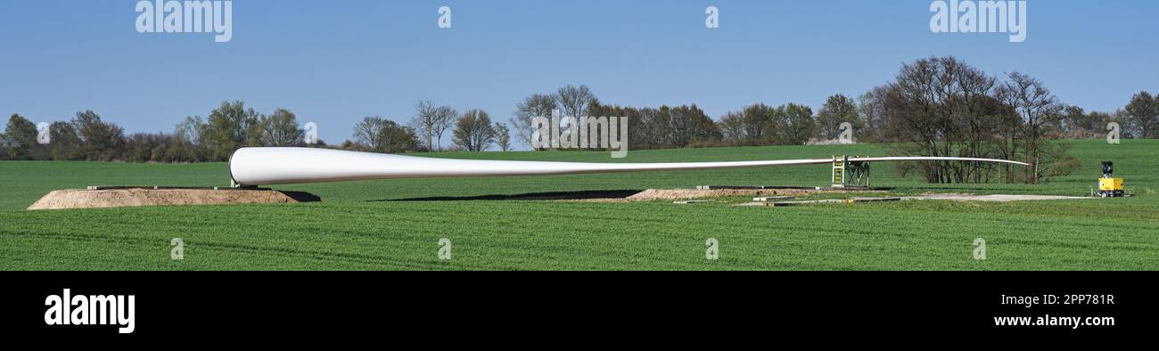 Panorama di una pala di turbina eolica in un campo agricolo vicino al cantiere di installazione previsto, preparazione alla costruzione di un po di energia rinnovabile Foto Stock