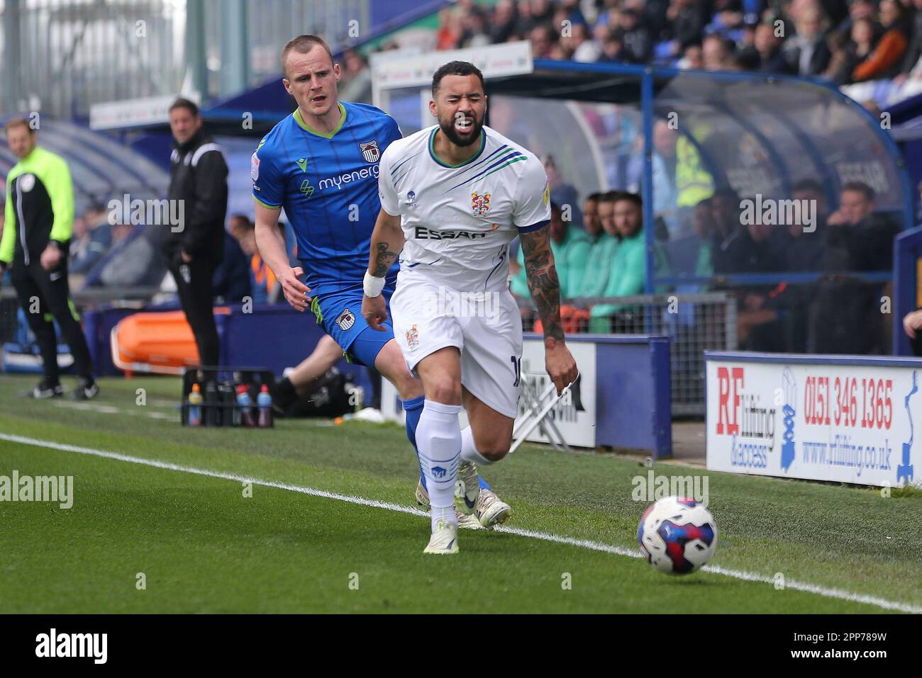 Birkenhead, Regno Unito. 22nd Apr, 2023. Kane Hemmings di Tranmere Rovers reagisce quando non riesce a raggiungere la palla. EFL Skybet Football League Two match, Tranmere Rovers contro Grimsby Town a Prenton Park, Birkenhead, Wirral sabato 22nd aprile 2023. Questa immagine può essere utilizzata solo per scopi editoriali. Solo per uso editoriale, licenza richiesta per uso commerciale. Nessun uso in scommesse, giochi o un singolo club / campionato / giocatore publications.pic di Chris Stading / Andrew Orchard sport fotografia / Alamy Live News Credit: Andrew Orchard sport fotografia / Alamy Live News Foto Stock