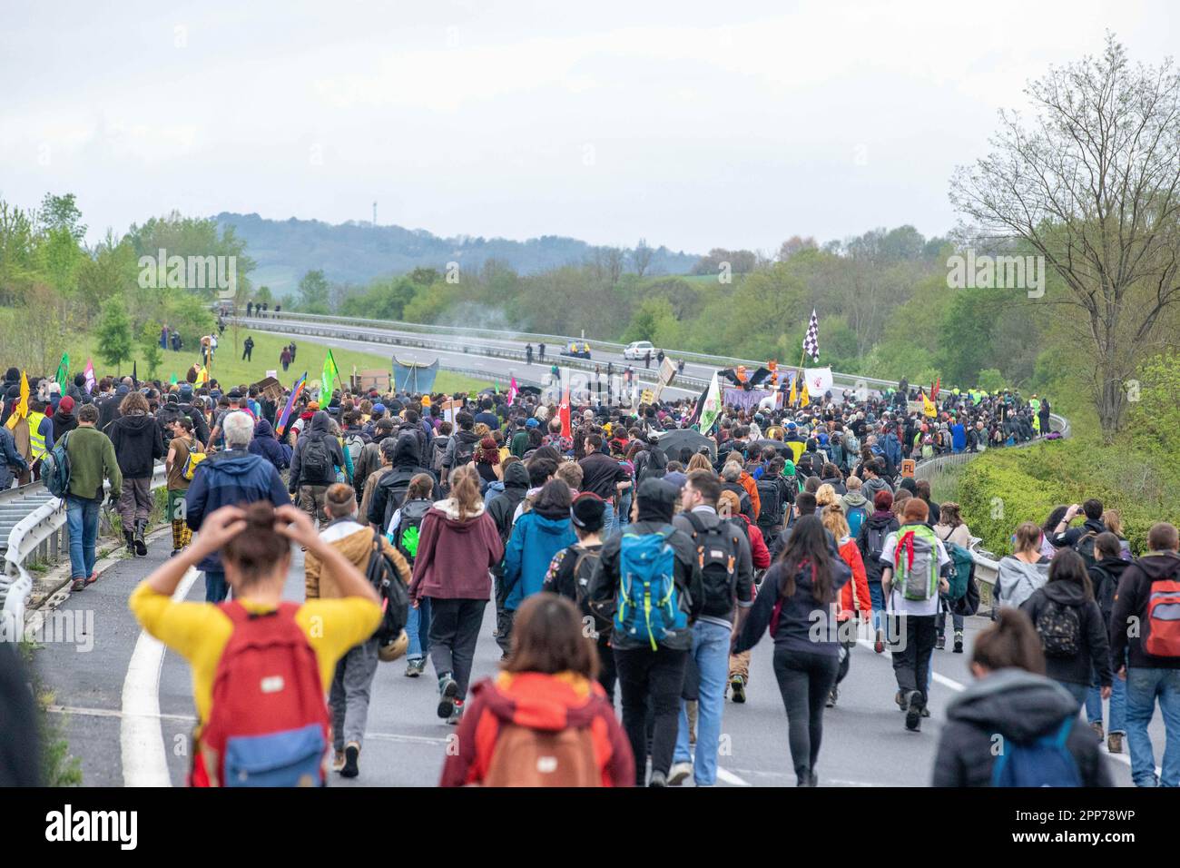 Saix, Francia. 22nd Apr, 2023. Manifestazione contro il progetto autostradale A69 tra Castres e Tolosa, vicino a Soual, Francia sud-occidentale il 22 aprile 2023. Centinaia di persone che si oppongono al progetto autostradale del A69 si riuniscono a Saix per protestare contro un'infrastruttura che ritengono contraddittoria in tempi di cambiamento climatico. Foto di Arnaud Bertrand/ABACAPRESS.COM Credit: Abaca Press/Alamy Live News Foto Stock