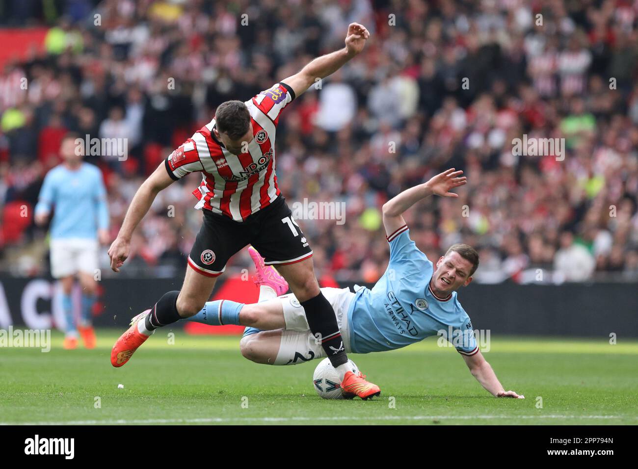 Londra, Regno Unito. 22nd Apr, 2023. Jack Robinson di Sheffield United fouls Sergio Gomez di Manchester City durante la semifinale della fa Cup tra Manchester City e Sheffield Utd al Wembley Stadium, Londra, Inghilterra il 22 aprile 2023. Foto di Joshua Smith. Solo per uso editoriale, licenza richiesta per uso commerciale. Non è utilizzabile nelle scommesse, nei giochi o nelle pubblicazioni di un singolo club/campionato/giocatore. Credit: UK Sports Pics Ltd/Alamy Live News Foto Stock