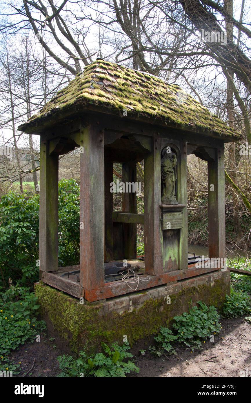 Storica fontana di acqua potabile Holy Well, Dunsfell, nr Godalming, Surrey, Inghilterra Foto Stock