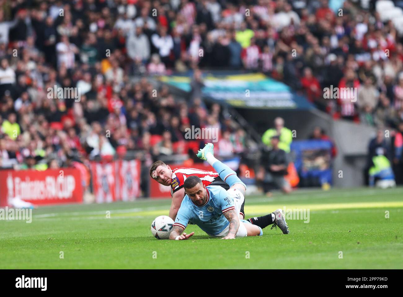 Londra, Regno Unito. 22nd Apr, 2023. John Fleck di Sheffield United e Kyle Walker di Manchester City gareggiano per la palla durante la partita di semifinale della fa Cup tra Manchester City e Sheffield Utd al Wembley Stadium, Londra, Inghilterra il 22 aprile 2023. Foto di Joshua Smith. Solo per uso editoriale, licenza richiesta per uso commerciale. Non è utilizzabile nelle scommesse, nei giochi o nelle pubblicazioni di un singolo club/campionato/giocatore. Credit: UK Sports Pics Ltd/Alamy Live News Foto Stock