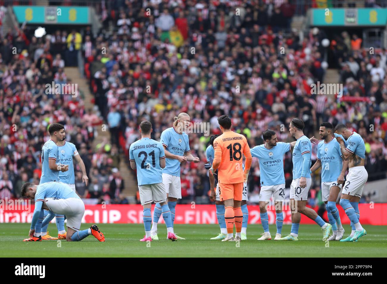 Londra, Regno Unito. 22nd Apr, 2023. Manchester City si accoccola prima dopo la partita di semifinale della fa Cup tra Manchester City e Sheffield Utd al Wembley Stadium, Londra, Inghilterra il 22 aprile 2023. Foto di Joshua Smith. Solo per uso editoriale, licenza richiesta per uso commerciale. Non è utilizzabile nelle scommesse, nei giochi o nelle pubblicazioni di un singolo club/campionato/giocatore. Credit: UK Sports Pics Ltd/Alamy Live News Foto Stock