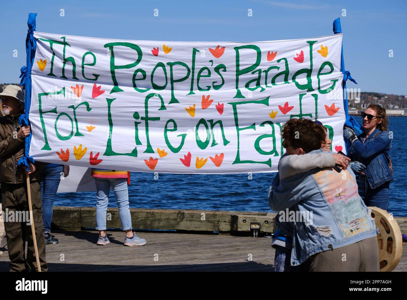 Halifax, Canada. Aprile 22, 2023. Centinaia di persone hanno camminato lungo il porto nella parata annuale della Giornata della Terra a Halifax Nuova Scozia. Sotto il tema “la Parata del Popolo per la vita sulla Terra”, ha riunito i partecipanti chiedendo un’azione per preservare il nostro pianeta. Credit: Meanderingemu/Alamy Live News Foto Stock