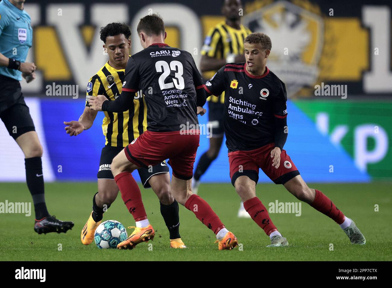 ARNHEM - (lr) Million Manhoef di Vitesse, Peer Koopmeiners di sbv Excelsior, Kenzo Goudmijn di sbv Excelsior durante la partita di Premier League olandese tra Vitesse ed Excelsior al Gelredome il 22 aprile 2023 ad Arnhem, Paesi Bassi. ANP JEROEN PUTMANS Foto Stock