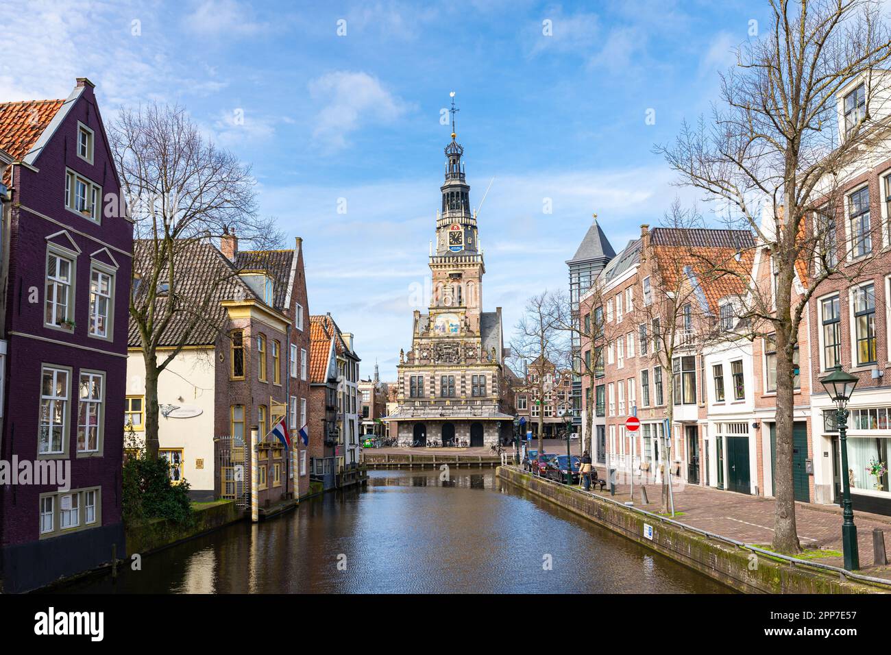 Canale che conduce all'edificio Waag sulla Waagplein, nella storica città di Alkmaar, Paesi Bassi. Foto Stock