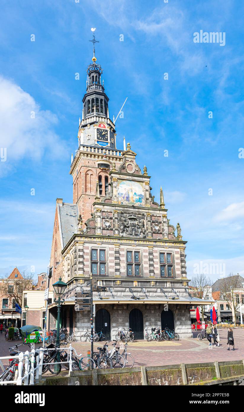 Vista panoramica dell'edificio Waag sulla Waagplein, una piazza dove si tiene il mercato del formaggio nella storica città di Alkmaar, nei Paesi Bassi. Foto Stock