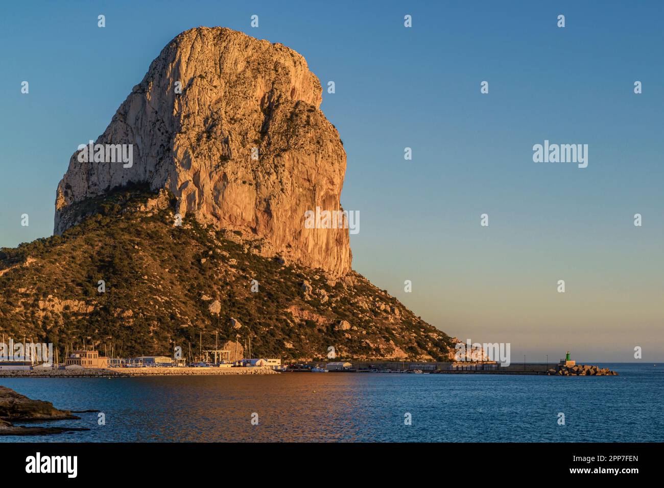 Il Peñón de Ifach, un'enorme formazione calcarea nel comune di Calp (Calpe) sulla costa mediterranea spagnolo, provincia di Alicante, Spagna. Foto Stock