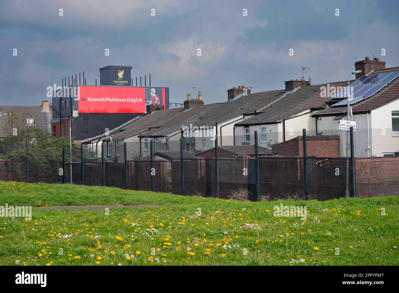 Vista generale del Midden Pub con un tributo all'ex giocatore e manager di Liverpool Sir Kenny Dalglish prima della partita della Premier League Liverpool vs Nottingham Forest ad Anfield, Liverpool, Regno Unito, 22nd aprile 2023 (Foto di Steve Flynn/News Images) Foto Stock