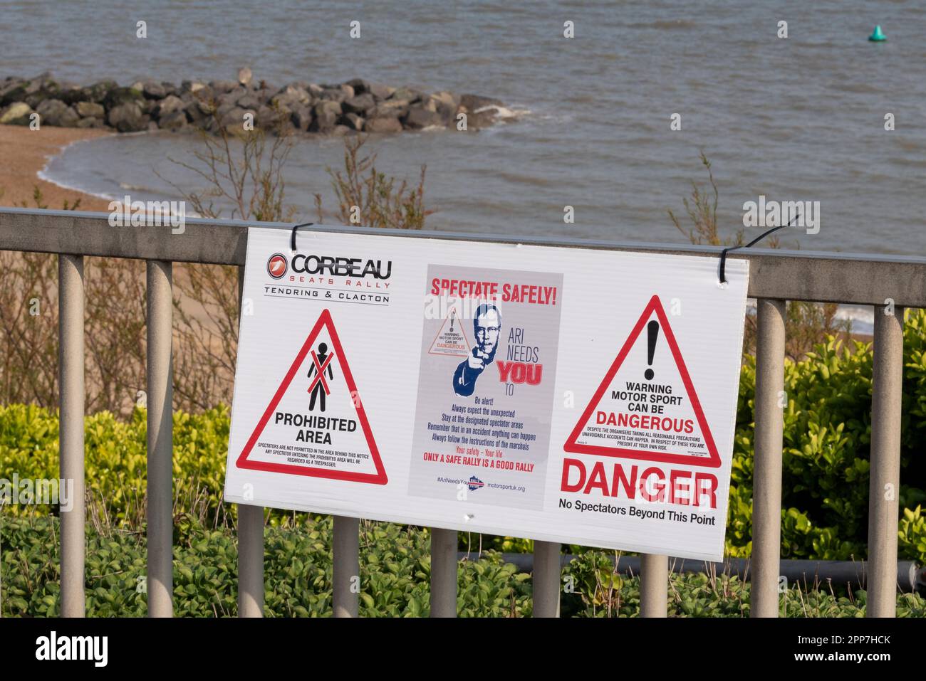 Lungomare, Clacton on Sea, Essex, Regno Unito. 22nd, Apr, 2023. Il Corbeau Seats Rally organizzato dal Chelmsford Motor Club si svolge intorno a Tendring e Clacton, Essex ed è iniziato con le fasi 1 e 2 lungo i sentieri e le strade Promenade sotto la scogliera Marine Parade di Clacton on Sea. Segnale di avvertimento per gli spettatori. Lo sport motoristico può essere pericoloso Foto Stock