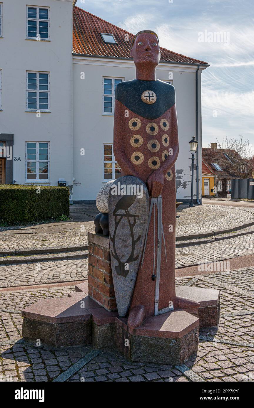Statua del nobile danese Esbern Snare di fronte al municipio di Kalundborg, Danimarca, 7 aprile 2023 Foto Stock