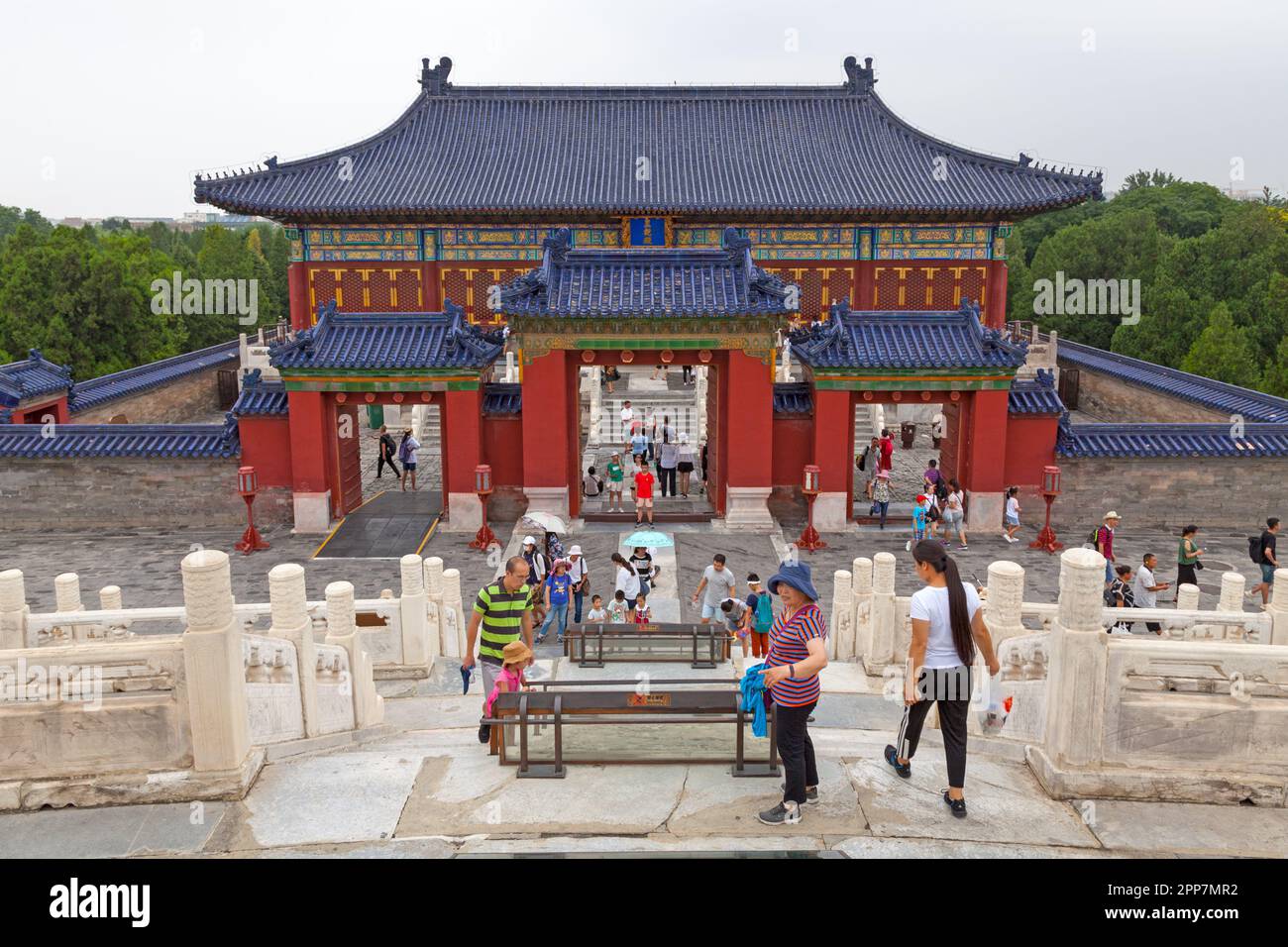 Pechino, Cina - 07 2018 agosto: Porta della Sala Imperiale del Cielo vista dalla Sala di preghiera per i buoni raccolti al Tempio del Cielo. Foto Stock