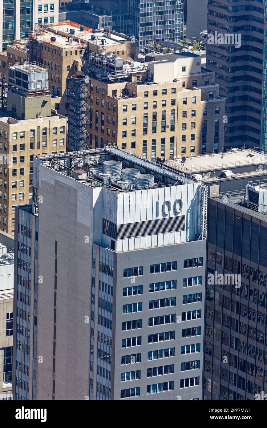 100 Park Avenue, costruita nel 1949, è stata reclinata con una tenda in alluminio e vetro per modernizzare la facciata, nella sezione di Murray Hill di Manhattan. Foto Stock