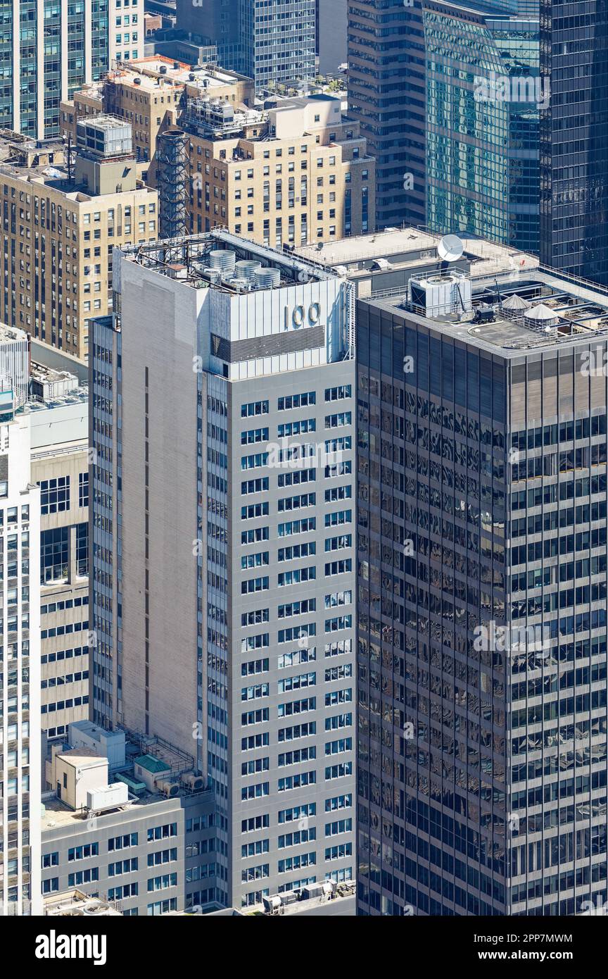 100 Park Avenue, costruita nel 1949, è stata reclinata con una tenda in alluminio e vetro per modernizzare la facciata, nella sezione di Murray Hill di Manhattan. Foto Stock
