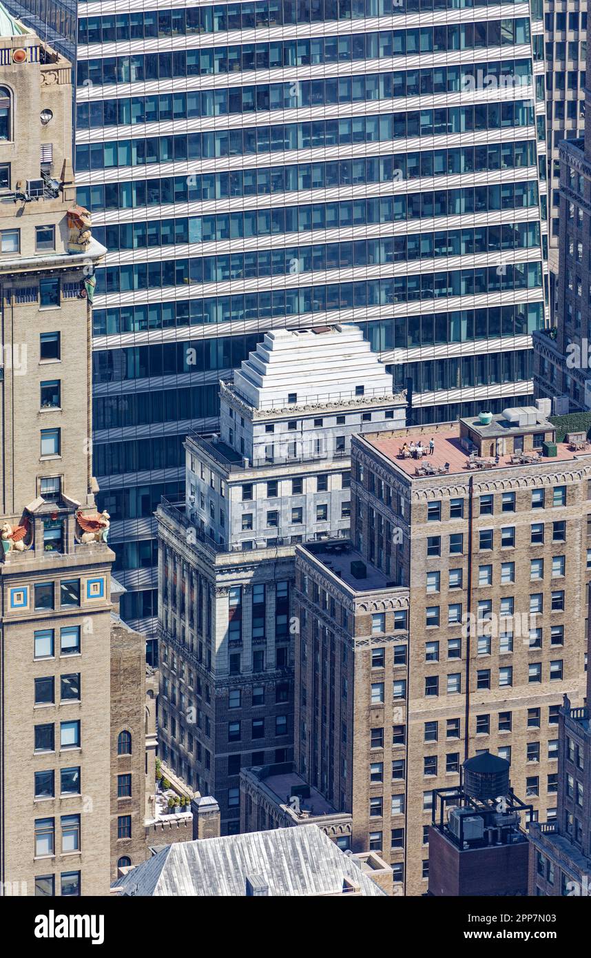 Il 315 Madison Avenue è una torre di mattoni e pietra a 22 piani, ricoperta da una corona piramidale di pietra calcarea, in cima a un podio di pietra calcarea a quattro piani. Foto Stock