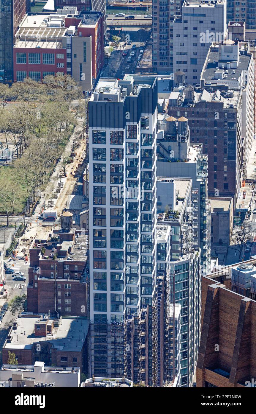 509 Third Avenue, una torre residenziale di 35 piani in vetro e pietra, si avvicina al completamento all'angolo di East 34th Street a Murray Hill. Foto Stock