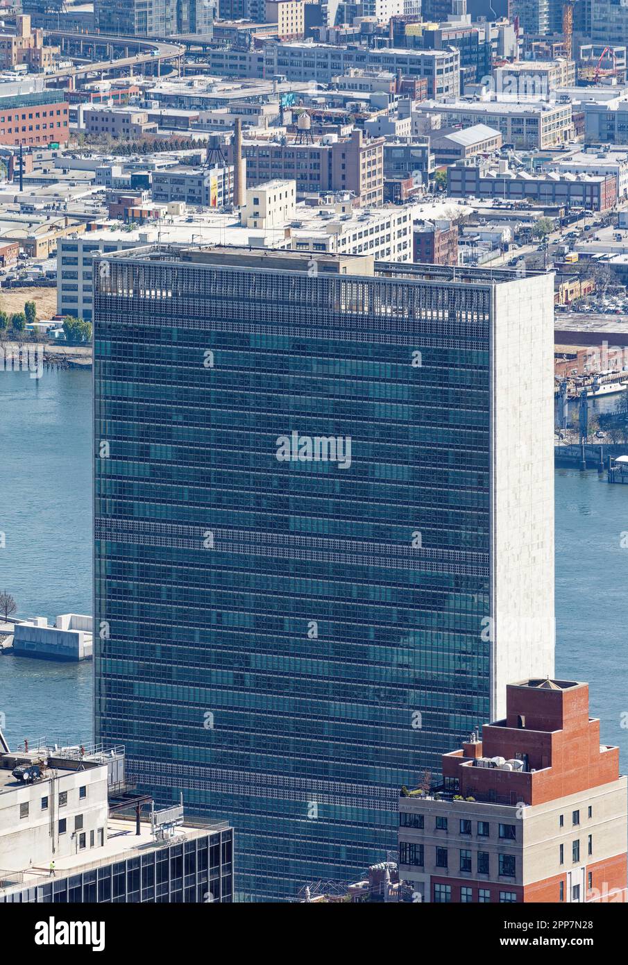 La torre simbolo del Segretariato delle Nazioni Unite, alla fine di East 42nd Street. Le doppie pareti di vetro verde a tenda sono tappate in marmo bianco. Foto Stock