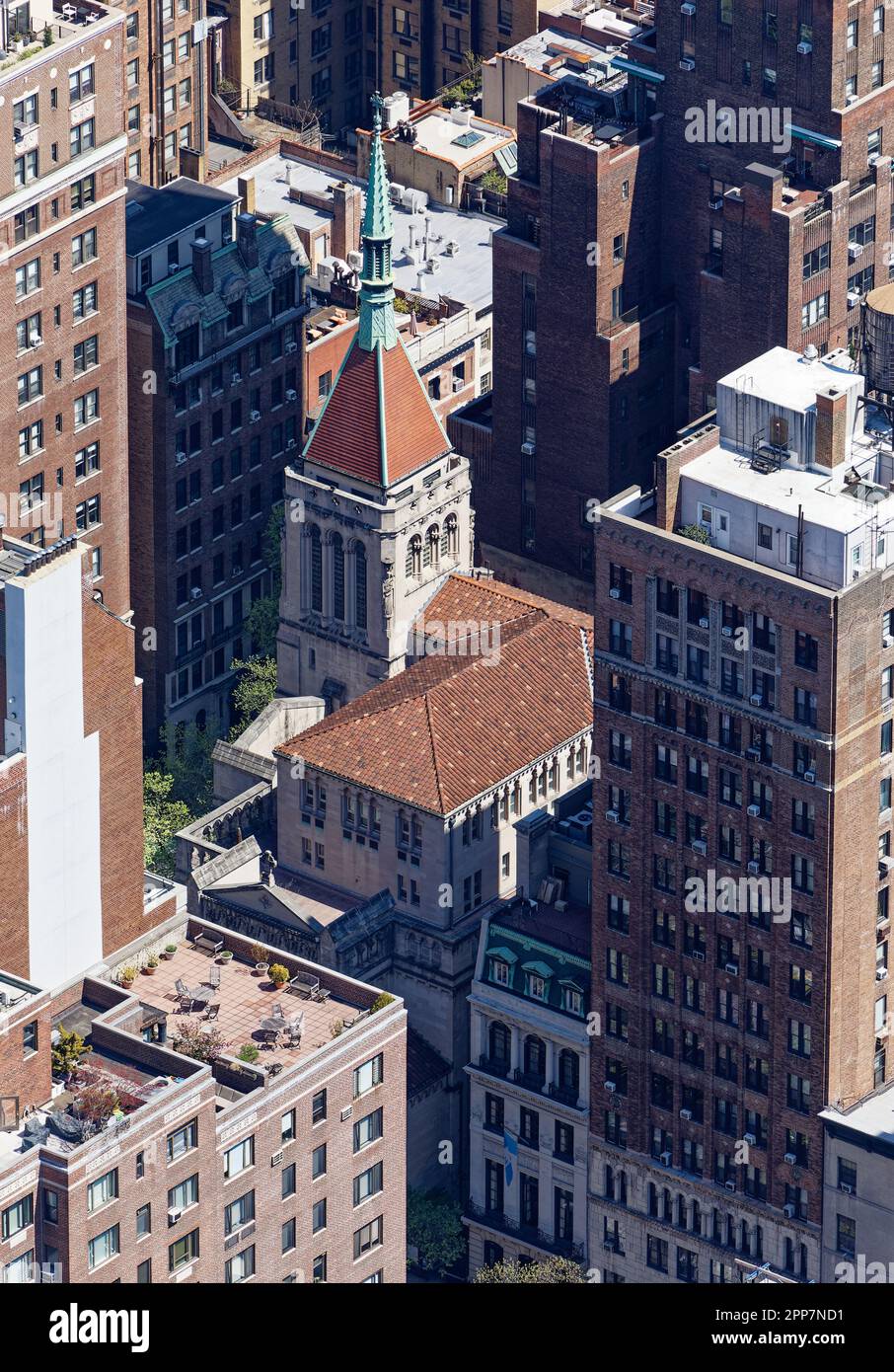 Chiesa del nostro Salvatore, su Park Avenue, ha un tetto di tegole rosse in cima alla sua forma in pietra romanica. Foto Stock