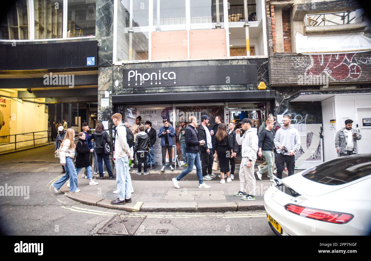 Londra, Regno Unito. 22nd Apr, 2023. Record Store Day è l'unico giorno dell'anno in cui oltre 260 negozi discoteche indipendenti in tutto il Regno Unito si riuniscono per celebrare la loro cultura unica. Phonica (& Vinyl Factory) è un'azienda britannica indipendente che collabora con musicisti e artisti per creare edizioni limitate fatte a mano di altissima qualità esclusivamente per il giorno e molti negozi e città ospitano spettacoli ed eventi artistici per celebrare l'occasione. Migliaia di negozi celebrano la giornata in tutto il mondo in quello che è diventato uno dei più grandi eventi annuali del calendario musicale. Credito: Kingsley Davis/Alamy L Foto Stock