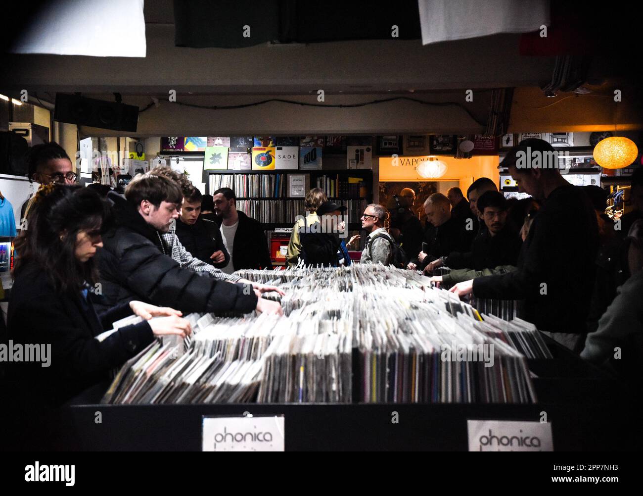 Londra, Regno Unito. 22nd Apr, 2023. Record Store Day è l'unico giorno dell'anno in cui oltre 260 negozi discoteche indipendenti in tutto il Regno Unito si riuniscono per celebrare la loro cultura unica. Phonica (& Vinyl Factory) è un'azienda britannica indipendente che collabora con musicisti e artisti per creare edizioni limitate fatte a mano di altissima qualità esclusivamente per il giorno e molti negozi e città ospitano spettacoli ed eventi artistici per celebrare l'occasione. Migliaia di negozi celebrano la giornata in tutto il mondo in quello che è diventato uno dei più grandi eventi annuali del calendario musicale. Credito: Kingsley Davis/Alamy L Foto Stock