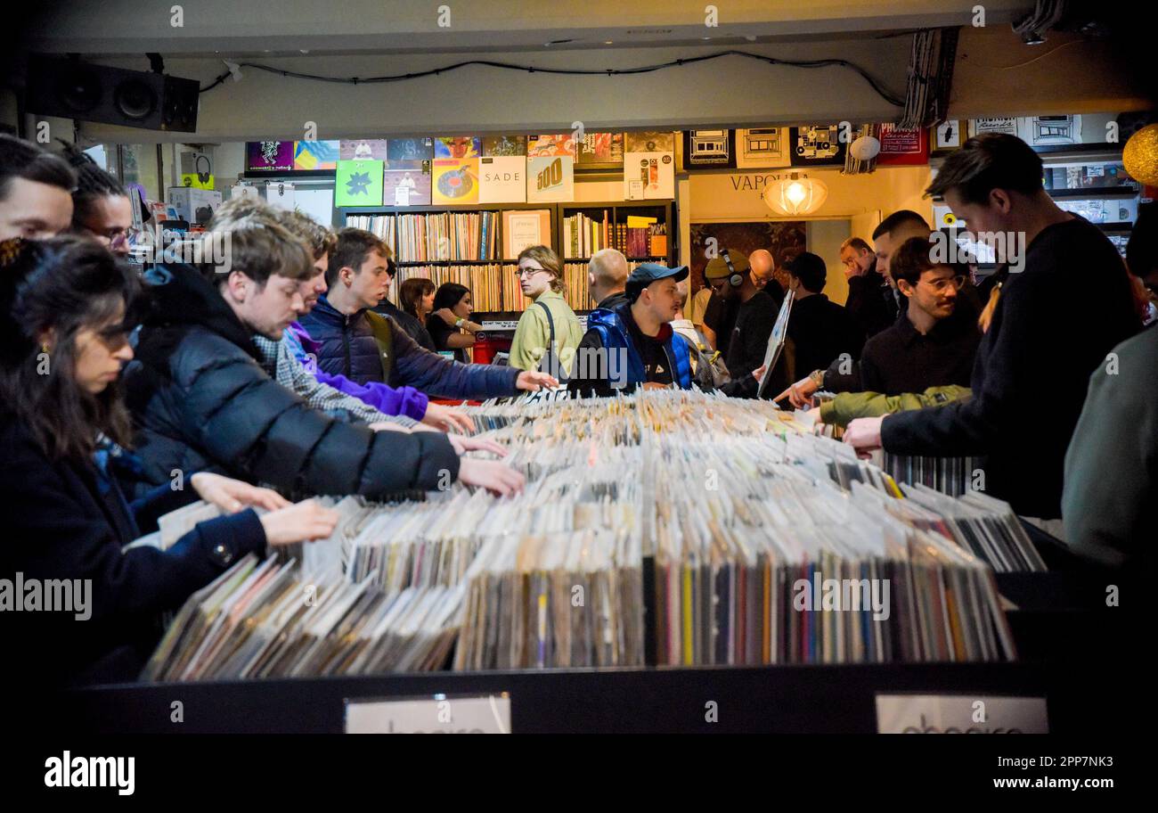 Londra, Regno Unito. 22nd Apr, 2023. Record Store Day è l'unico giorno dell'anno in cui oltre 260 negozi discoteche indipendenti in tutto il Regno Unito si riuniscono per celebrare la loro cultura unica. Phonica (& Vinyl Factory) è un'azienda britannica indipendente che collabora con musicisti e artisti per creare edizioni limitate fatte a mano di altissima qualità esclusivamente per il giorno e molti negozi e città ospitano spettacoli ed eventi artistici per celebrare l'occasione. Migliaia di negozi celebrano la giornata in tutto il mondo in quello che è diventato uno dei più grandi eventi annuali del calendario musicale. Credito: Kingsley Davis/Alamy L Foto Stock