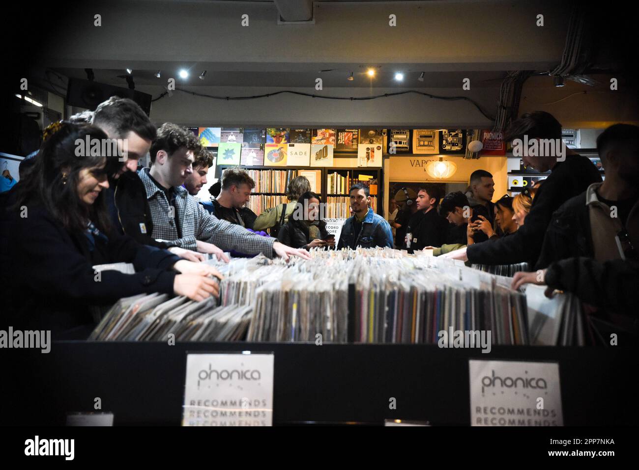 Londra, Regno Unito. 22nd Apr, 2023. Record Store Day è l'unico giorno dell'anno in cui oltre 260 negozi discoteche indipendenti in tutto il Regno Unito si riuniscono per celebrare la loro cultura unica. Phonica (& Vinyl Factory) è un'azienda britannica indipendente che collabora con musicisti e artisti per creare edizioni limitate fatte a mano di altissima qualità esclusivamente per il giorno e molti negozi e città ospitano spettacoli ed eventi artistici per celebrare l'occasione. Migliaia di negozi celebrano la giornata in tutto il mondo in quello che è diventato uno dei più grandi eventi annuali del calendario musicale. Credito: Kingsley Davis/Alamy L Foto Stock