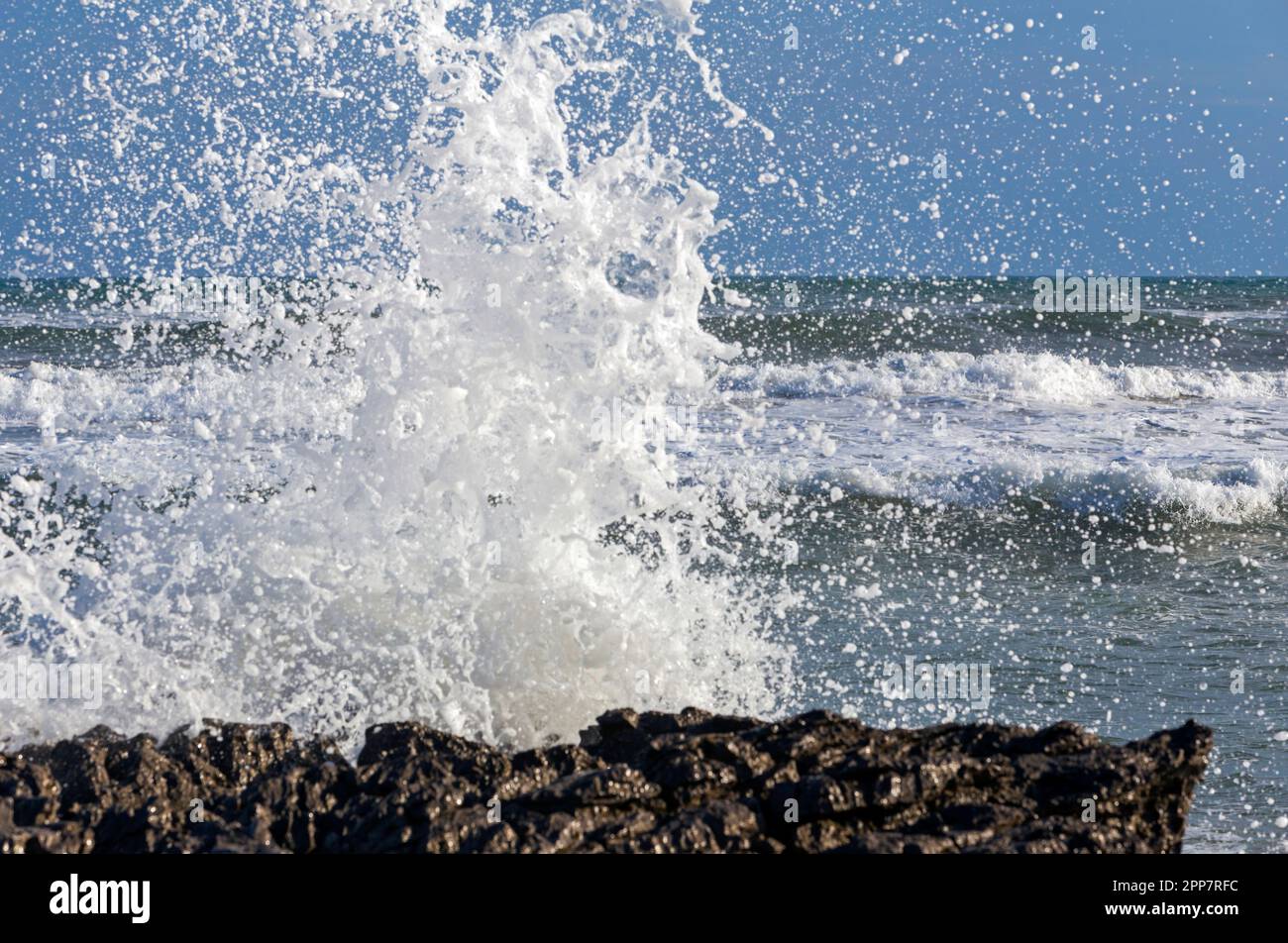 Mari pesanti nel Mediterraneo a St-Pierre-sur-Mer. Occitanie, Francia Foto Stock