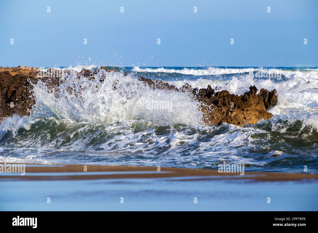 Mari pesanti nel Mediterraneo a St-Pierre-sur-Mer. Occitanie, Francia Foto Stock