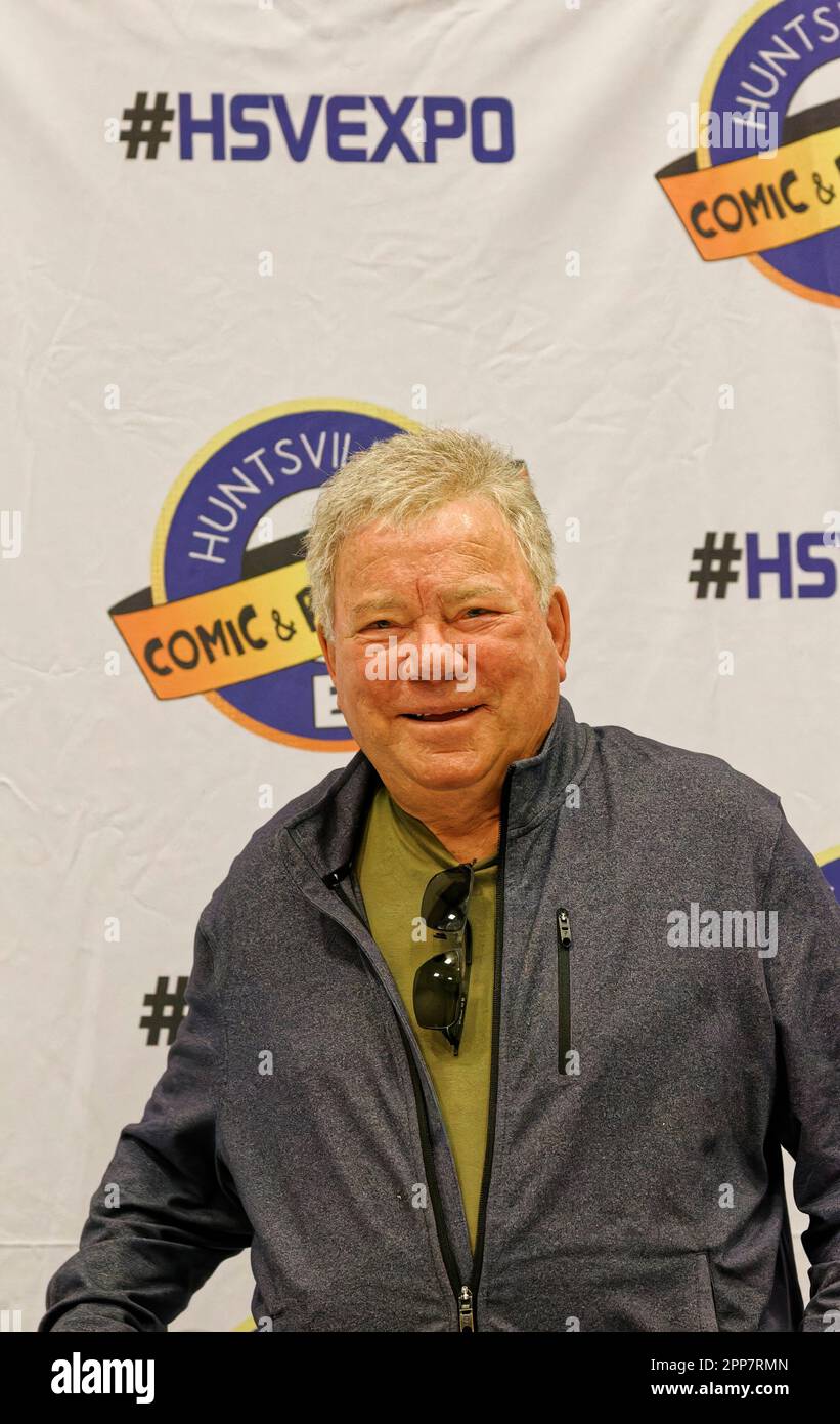 Huntsville, Alabama, Stati Uniti. 22 Apr 2023. L'attore Star Trek William Shatner cammina sul palco per parlare al 2023 Huntsville Comic & Pop Culture Expo sabato 22 aprile 2023 al von Braun Center di Huntsville, Madison County, al, USA. L'attore e autore canadese, 92, è forse più conosciuto per la sua rappresentazione del capitano James Tiberio Kirk nella serie televisiva originale di Star Trek e nei film successivi. (Credit: Billy Suratt/Apex MediaWire tramite Alamy Live News) Foto Stock