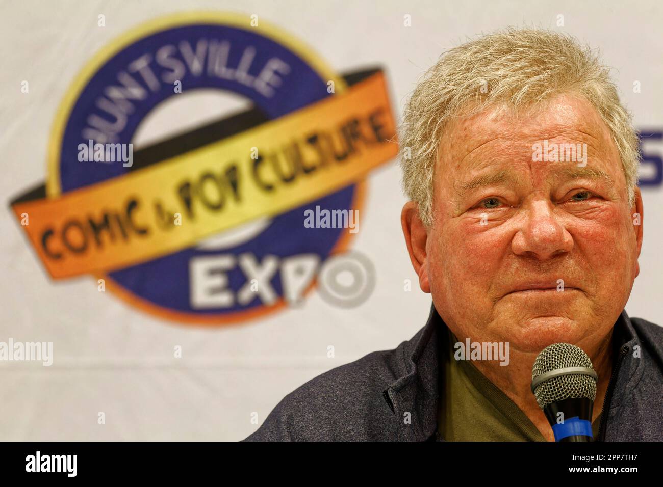 L'attore Star Trek William Shatner parla il secondo giorno dell'Huntsville Comic & Pop Culture Expo 2023 di sabato 22 aprile 2023 al von Braun Center di Huntsville, Madison County, al, USA. L'attore e autore canadese, 92, è forse più conosciuto per la sua rappresentazione del capitano James Tiberio Kirk nella serie televisiva originale di Star Trek e nei film successivi. (Apex MediaWire Foto di Billy Suratt) Foto Stock