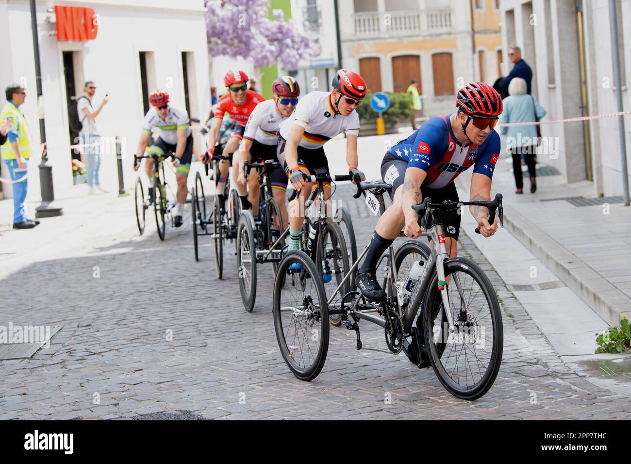 Maniago, Italia. 22nd Apr, 2023. Dennis Conner degli Stati Uniti guida il primo giro della gara maschile su strada T2. UCI World Cup, Road Race, Credit: Casey B. Gibson/Alamy Live News Foto Stock