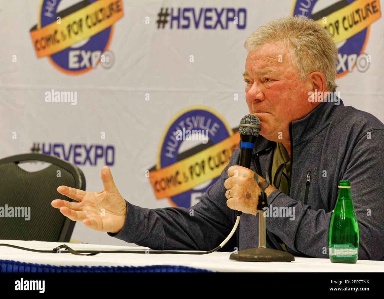 Huntsville, Alabama, Stati Uniti. 22 Apr 2023. L'attore Star Trek William Shatner parla il secondo giorno dell'Huntsville Comic & Pop Culture Expo 2023 di sabato 22 aprile 2023 al von Braun Center di Huntsville, Madison County, al, USA. L'attore e autore canadese, 92, è forse più conosciuto per la sua rappresentazione del capitano James Tiberio Kirk nella serie televisiva originale di Star Trek e nei film successivi. (Credit: Billy Suratt/Apex MediaWire tramite Alamy Live News) Foto Stock