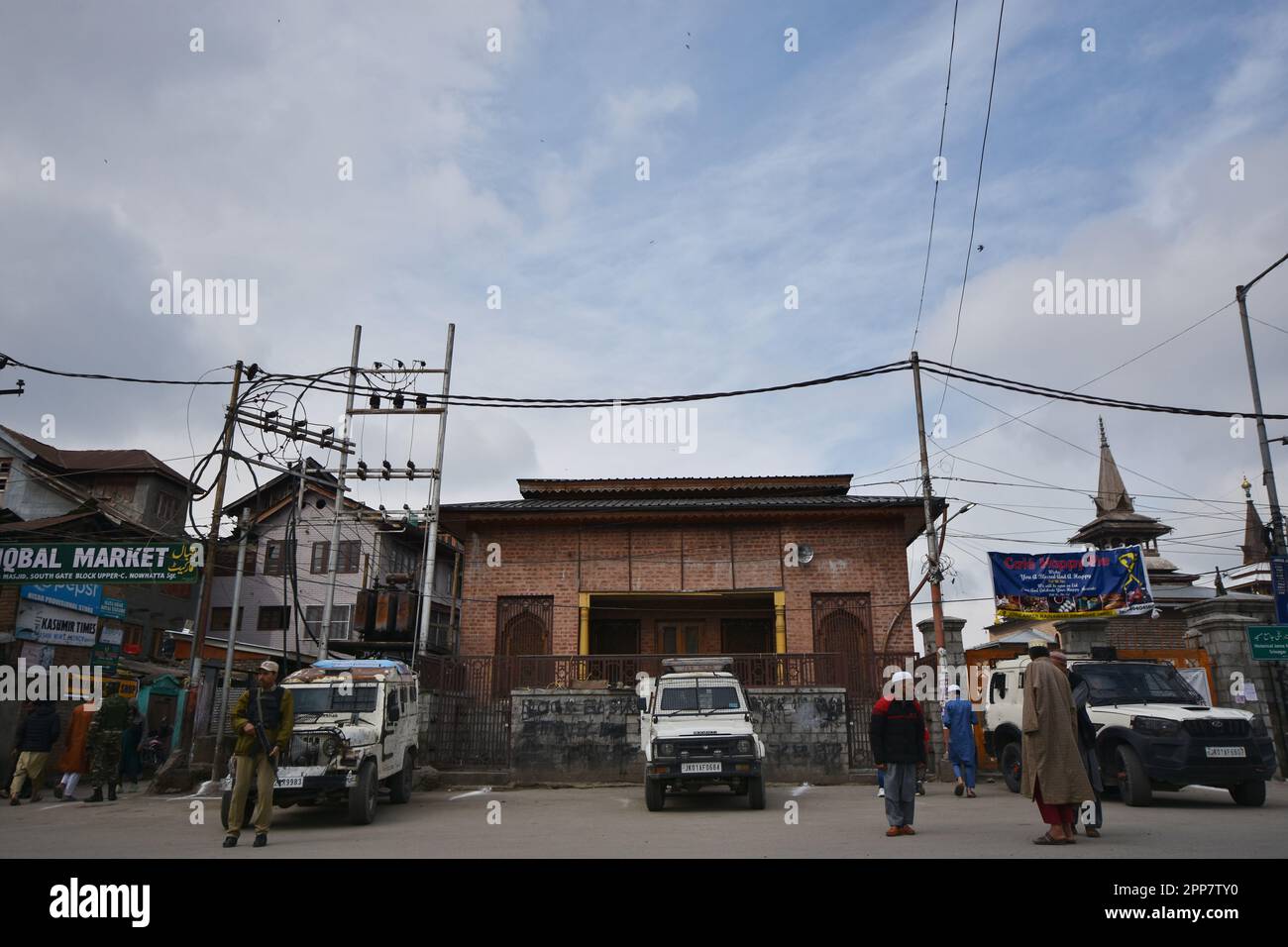 Srinagar, India. 22nd Apr, 2023. I veicoli della polizia indiana sono stazionati fuori dalla grande moschea il primo giorno di Eid-al-Fitr a Srinagar, il titolo estivo del Kashmir amministrato dagli indiani il 22 aprile 2023. Le autorità della regione hanno sconsentito le preghiere congregazionali del venerdì presso la grande moschea nella vecchia Srinagar. (Foto di Mubashir Hassan/Pacific Press) Credit: Pacific Press Media Production Corp./Alamy Live News Foto Stock