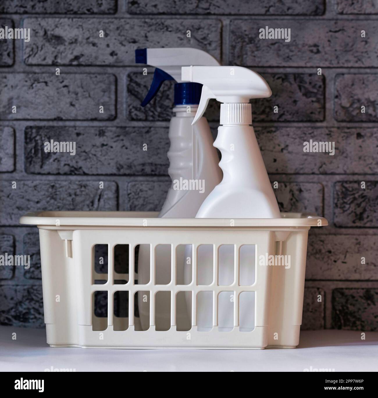 Pulitori per la casa. Mezzi per mantenere la casa pulita. Concetto di pulizia della casa Foto Stock