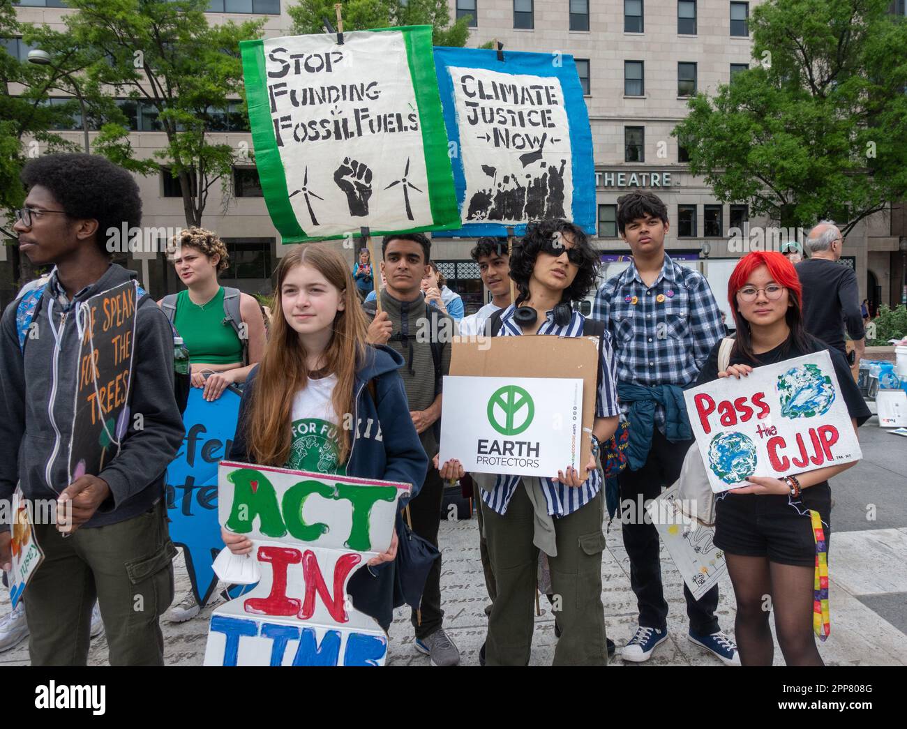 Rally Earth Day, Washington, DC 22 aprile 2023. Con il Campidoglio degli Stati Uniti in lontananza, le persone ascoltano i relatori alla fine dell'era dei Fossil Fuels Earth Day che si radunano a Freedom Plaza prima di andare alla Casa Bianca per chiedere al presidente Biden di fare di più per porre fine alla dipendenza dai combustibili fossili che cambiano il clima. Foto Stock