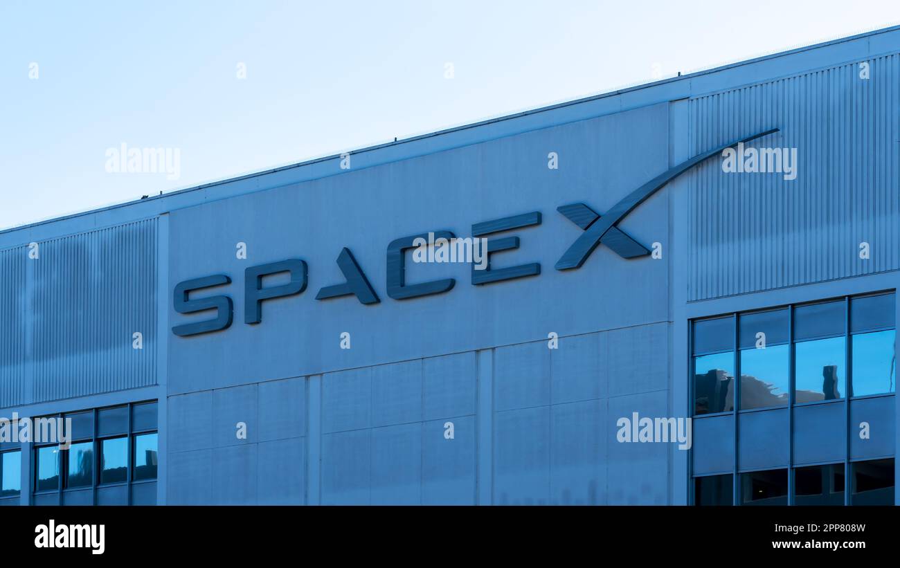 Primo piano dell'insegna SpaceX sull'edificio di Hawthorne, California. Foto Stock