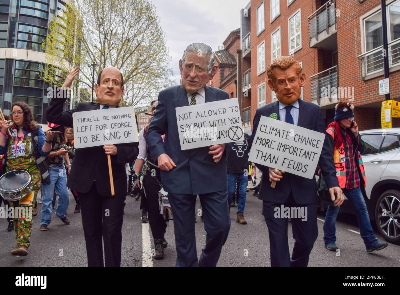 Londra, Regno Unito. 22nd aprile 2023. I manifestanti indossano le maschere di Re Carlo, Principe William e Principe Harry. Migliaia di persone hanno marciato per Westminster per protestare contro la distruzione della natura, la perdita di biodiversità e il cambiamento climatico durante la Giornata della Terra e il secondo giorno della protesta di quattro giorni organizzata dalla ribellione dell'estinzione e da numerosi altri gruppi. Credit: Vuk Valcic/Alamy Live News Foto Stock