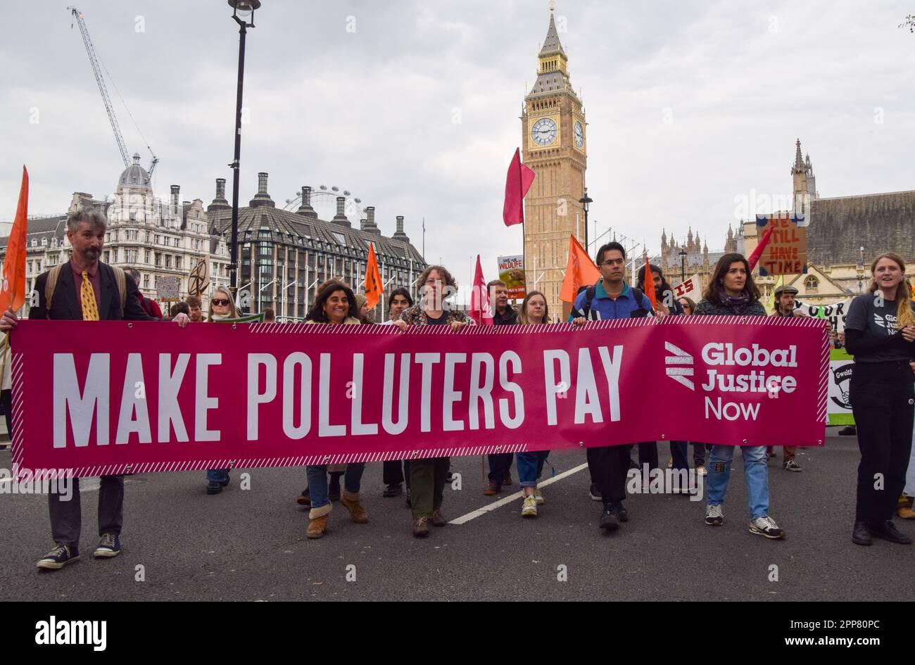 Londra, Regno Unito. 22nd aprile 2023. Manifestanti in Piazza del Parlamento. Migliaia di persone hanno marciato per Westminster per protestare contro la distruzione della natura, la perdita di biodiversità e il cambiamento climatico durante la Giornata della Terra e il secondo giorno della protesta di quattro giorni organizzata dalla ribellione dell'estinzione e da numerosi altri gruppi. Credit: Vuk Valcic/Alamy Live News Foto Stock