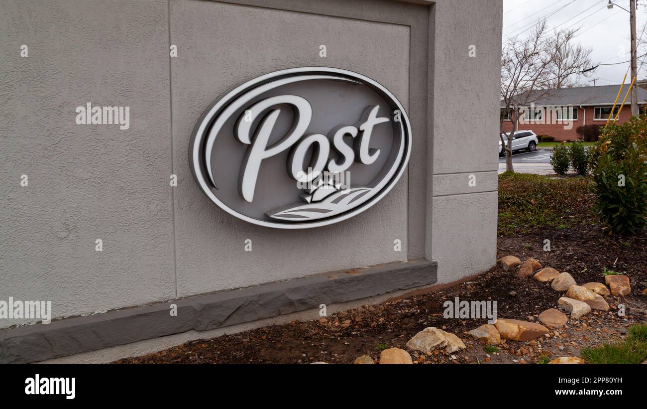 Primo piano del logo della società Post Holdings sull'edificio di Saint Louis, Missouri, Stati Uniti. Foto Stock