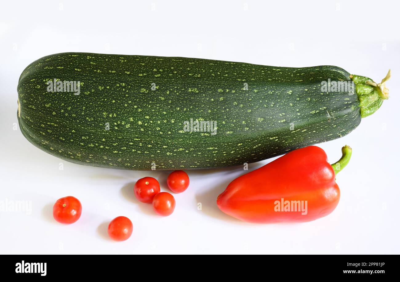 Zucchine di midollo vegetale e pepe dolce isolati su fondo bianco. Fotografia di una zucca fresca, vista dall'alto. Tema delle zucchine, cibo biologico, n Foto Stock