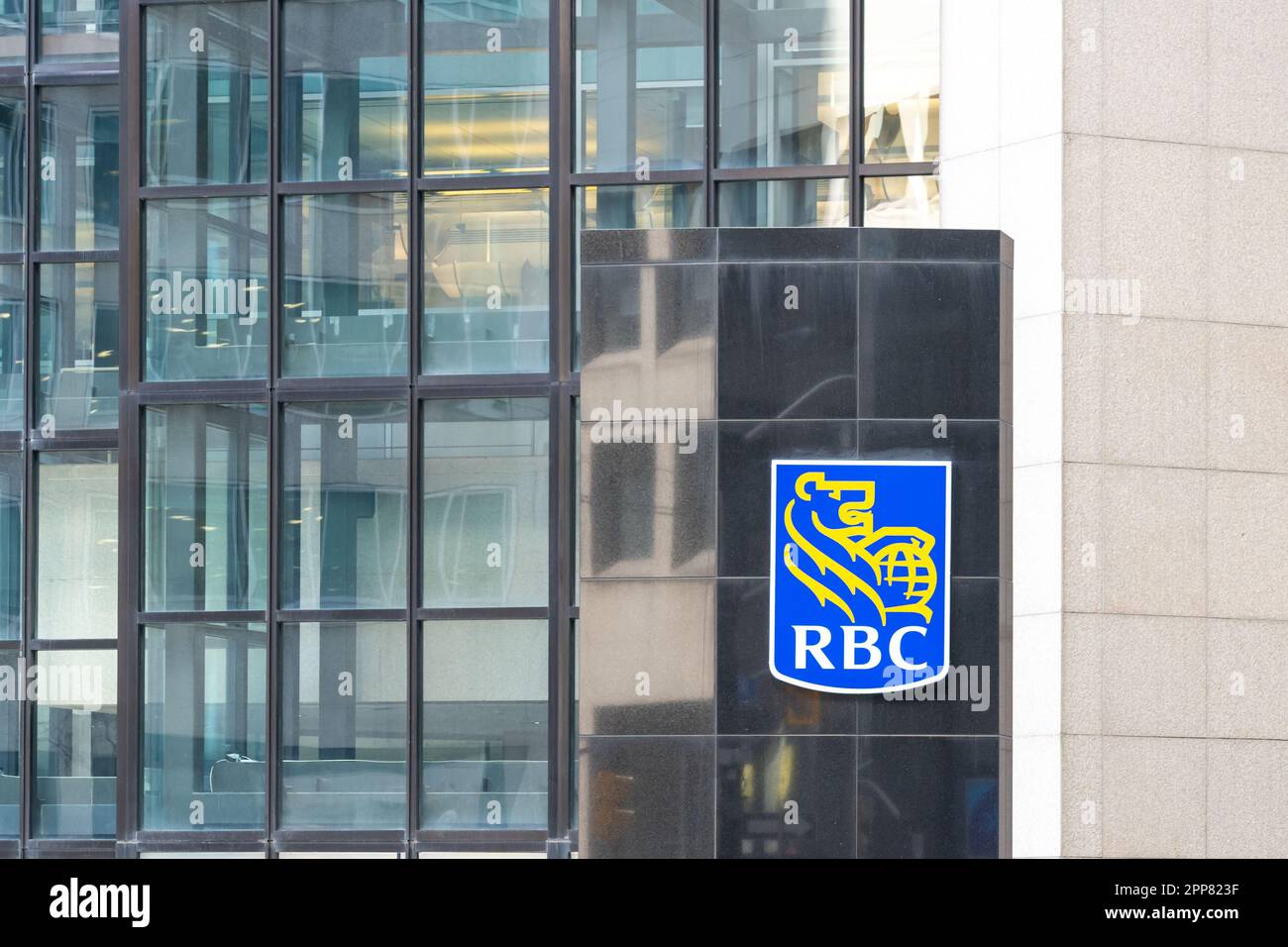 Toronto, Canada - 19 aprile 2023: Sede centrale della RBC (Royal Bank of Canada) a Toronto, Canada. Foto Stock