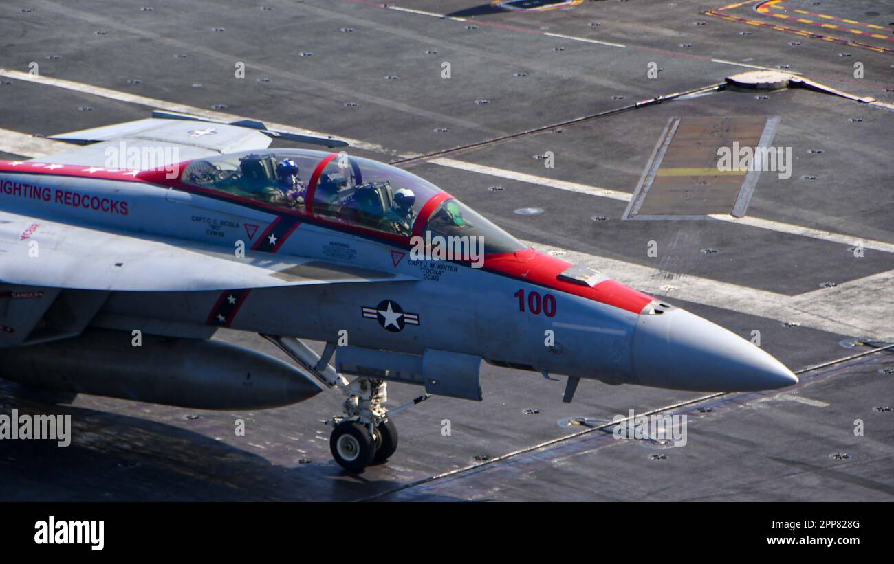230422-N-FJ237-1061 SOUTH CHINA SEA (22 APRILE 2023) USA Craig Sicola, comandante della portaerei USS Nimitz (CVN 68), sedile anteriore e CMdR. Luke Edwards, ufficiale comandante dei “Fighting Redcks” di Strike Fighter Squadron (VFA) 22, taxi attraverso il ponte di volo di Nimitz in un F/A-18F Super Hornet da VFA-22. Nimitz è presente negli Stati Uniti nel 7th Fleet e svolge operazioni di routine. 7th Fleet è la flotta statunitense La flotta numerata più grande della Marina, distribuita in avanti, interagisce e opera regolarmente con alleati e partner per preservare una regione indomPacifico libera e aperta. (STATI UNITI Navy pho Foto Stock