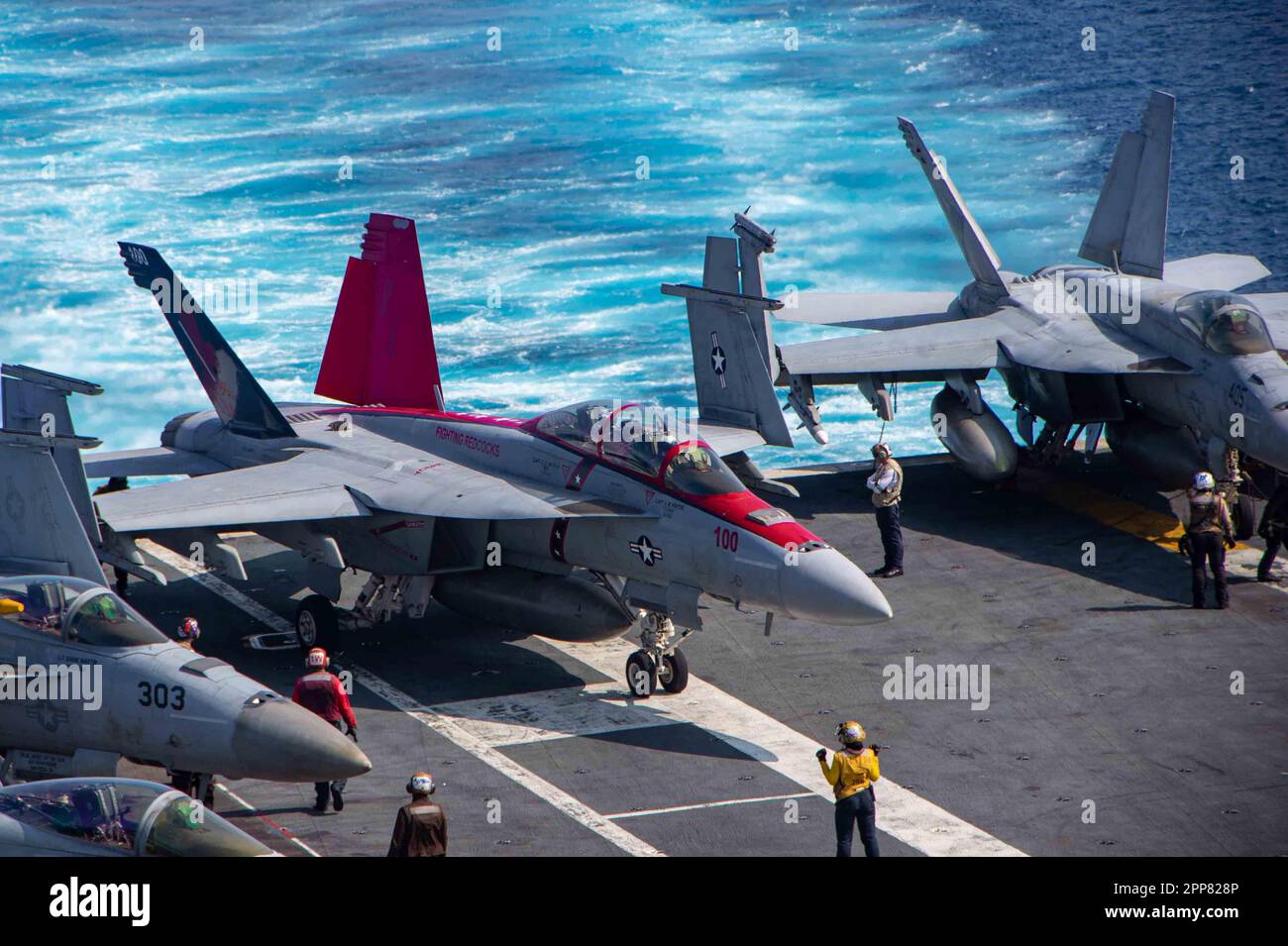 230422-N-FJ237-1008 SOUTH CHINA SEA (22 APRILE 2023) USA Craig Sicola, comandante della portaerei USS Nimitz (CVN 68), sedile anteriore e CMdR. Luke Edwards, ufficiale comandante dei “Fighting Redcks” di Strike Fighter Squadron (VFA) 22, taxi attraverso il ponte di volo di Nimitz in un F/A-18F Super Hornet da VFA-22. Nimitz è presente negli Stati Uniti nel 7th Fleet e svolge operazioni di routine. 7th Fleet è la flotta statunitense La flotta numerata più grande della Marina, distribuita in avanti, interagisce e opera regolarmente con alleati e partner per preservare una regione indomPacifico libera e aperta. (STATI UNITI Navy pho Foto Stock