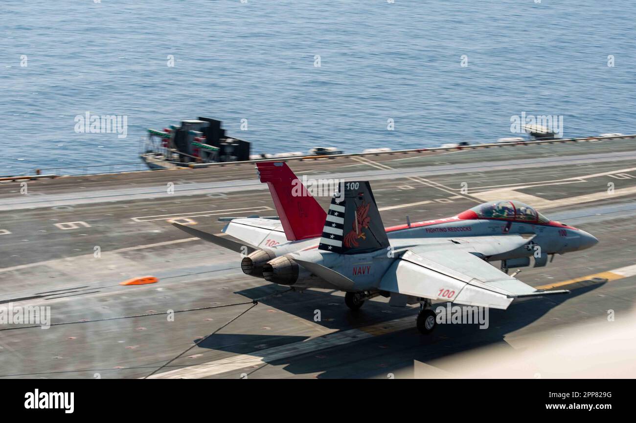 230422-N-WM182-1173 SOUTH CHINA SEA (22 APRILE 2023) USA Craig Sicola, comandante della portaerei USS Nimitz (CVN 68), sedile anteriore e CMdR. Luke Edwards, ufficiale comandante dei “combattimenti Redcazzi” di Strike Fighter Squadron (VFA) 22, fa un atterraggio arrestato in un F/A-18F Super Hornet dal VFA-22 che segna il 00th° quando la portante ha atterrato un aereo ad ala fissa sul suo ponte di volo. Nimitz è presente negli Stati Uniti nel 7th Fleet e svolge operazioni di routine. 7th Fleet è la flotta statunitense La flotta numerata più grande della Marina, distribuita in avanti, interagisce e opera regolarmente con gli alleati Foto Stock