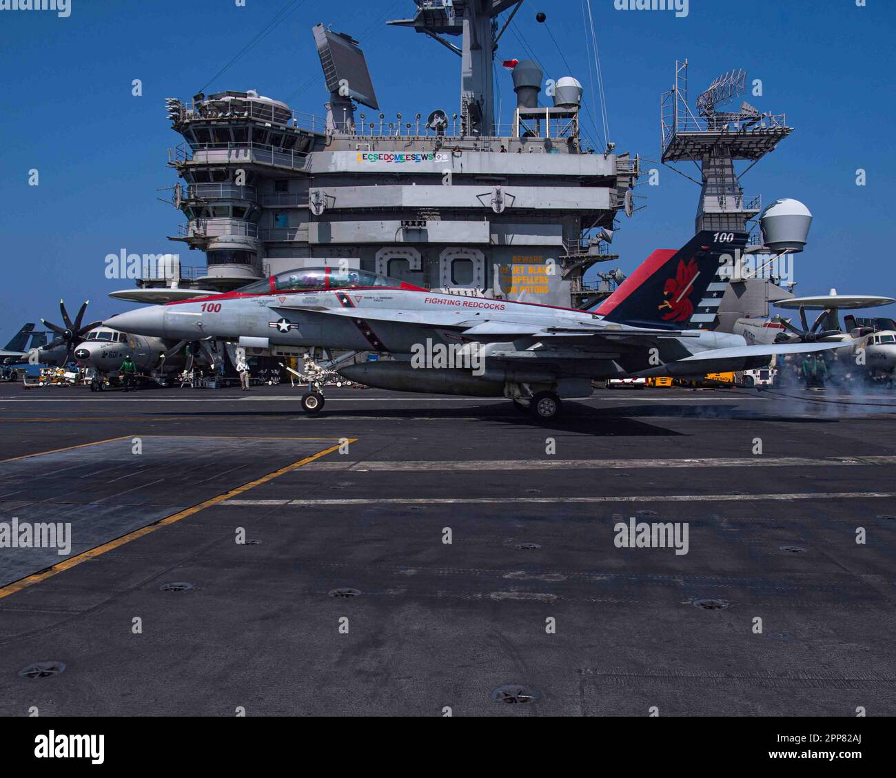 230422-N-MH015-1259 SOUTH CHINA SEA (22 APRILE 2023) USA Craig Sicola, comandante della portaerei USS Nimitz (CVN 68), sedile anteriore e CMdR. Luke Edwards, ufficiale comandante dei “combattimenti Redcazzi” di Strike Fighter Squadron (VFA) 22, fa un atterraggio arrestato in un F/A-18F Super Hornet dal VFA-22 che segna il 00th° quando la portante ha atterrato un aereo ad ala fissa sul suo ponte di volo. Nimitz è presente negli Stati Uniti nel 7th Fleet e svolge operazioni di routine. 7th Fleet è la flotta statunitense La flotta numerata più grande della Marina, distribuita in avanti, interagisce e opera regolarmente con gli alleati Foto Stock