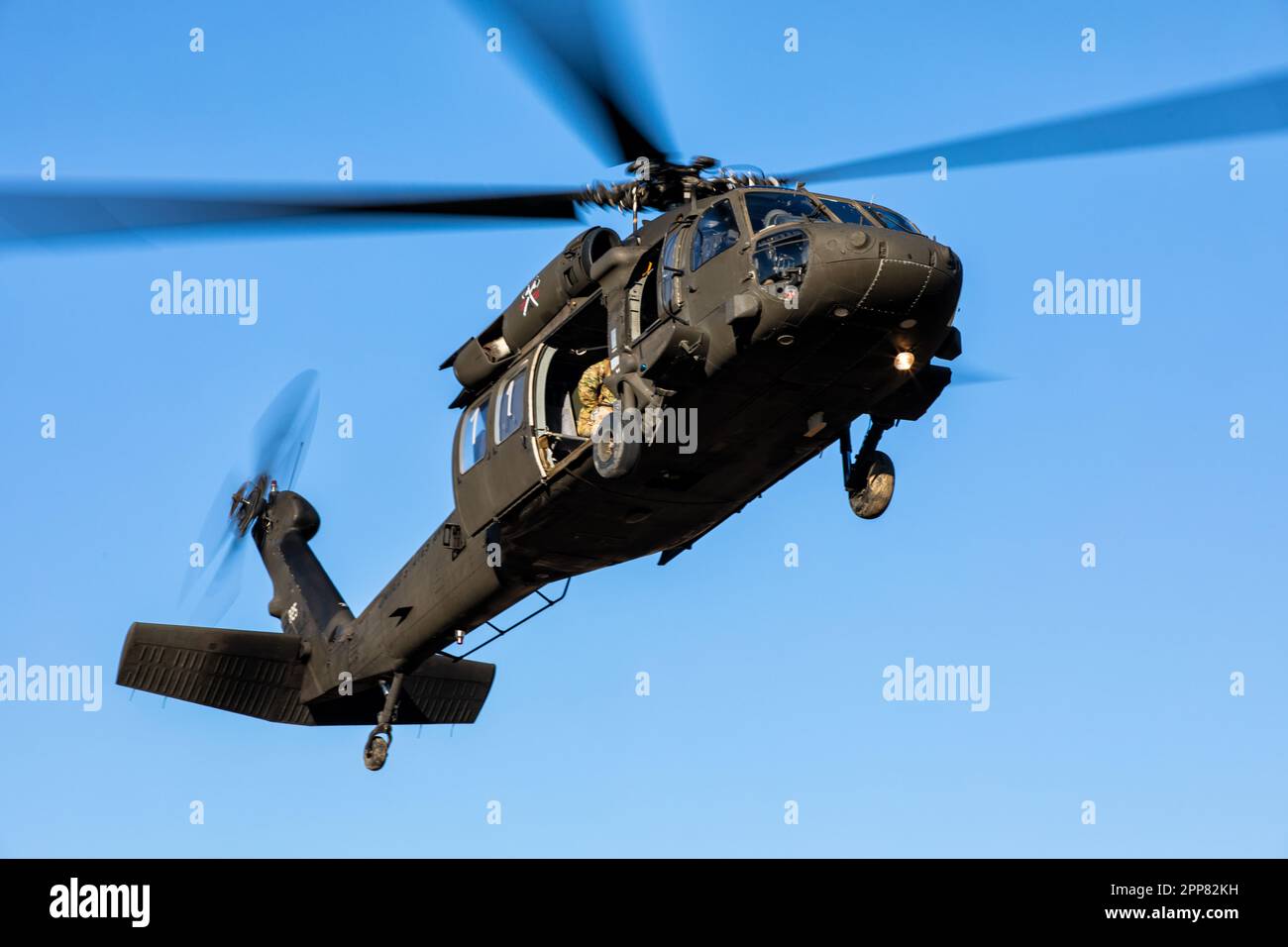 Soldati rappel da un falco nero durante la migliore competizione Medica dell'esercito a Fort Polk, Laos. Dal 22 al 26 gennaio 2023. Foto Stock
