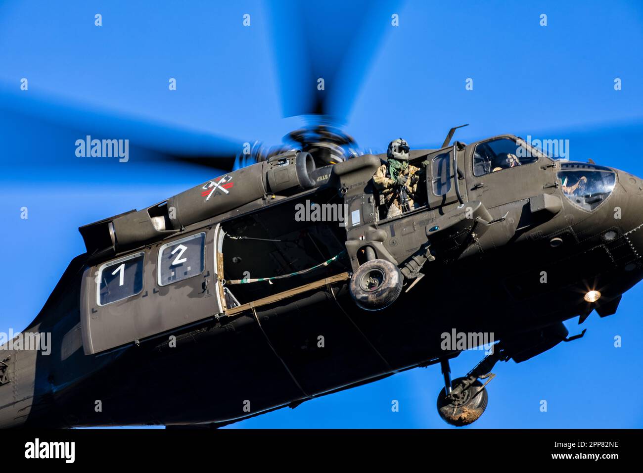 Soldati rappel da un falco nero durante la migliore competizione Medica dell'esercito a Fort Polk, Laos. Dal 22 al 26 gennaio 2023. Foto Stock