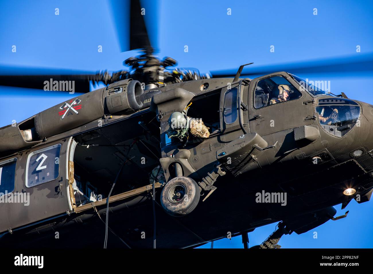 Soldati rappel da un falco nero durante la migliore competizione Medica dell'esercito a Fort Polk, Laos. Dal 22 al 26 gennaio 2023. Foto Stock