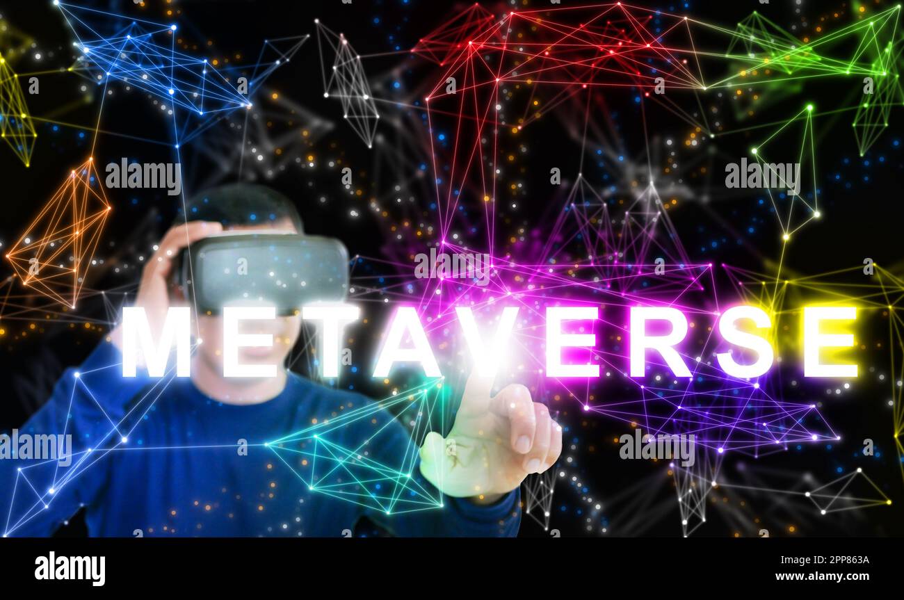 Metaverse. Un uomo che indossa occhiali VR entra nel metaverse attraverso un occhiale. L'uso della tecnologia della realtà virtuale e aumentata. Internet come canto Foto Stock